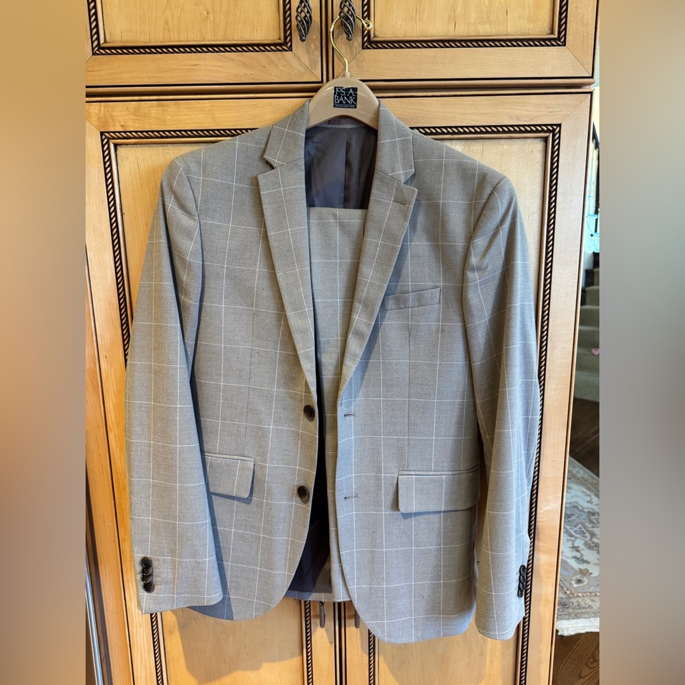 Elegant men suit
Only worn once for a wedd and professionally cleaned
Beige